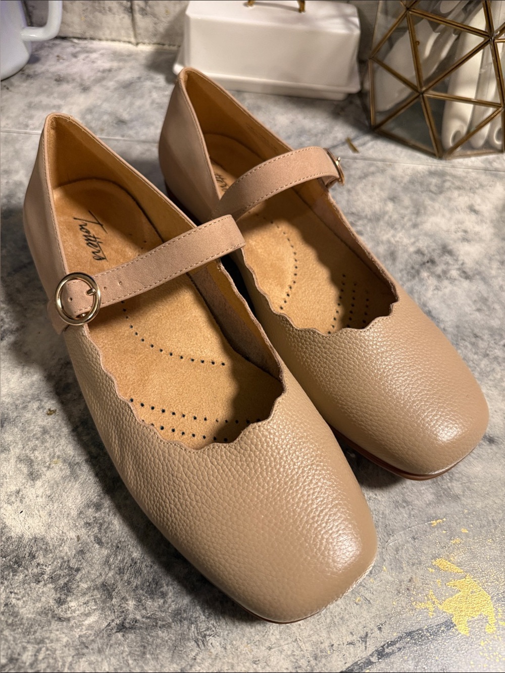 Trotters Beige Scalloped Mary Jane Flats with Round Buckle size 11W